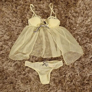 Victoria's secret two peices set size bra 34B panties M NWT